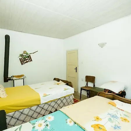 марго Nyaraló *